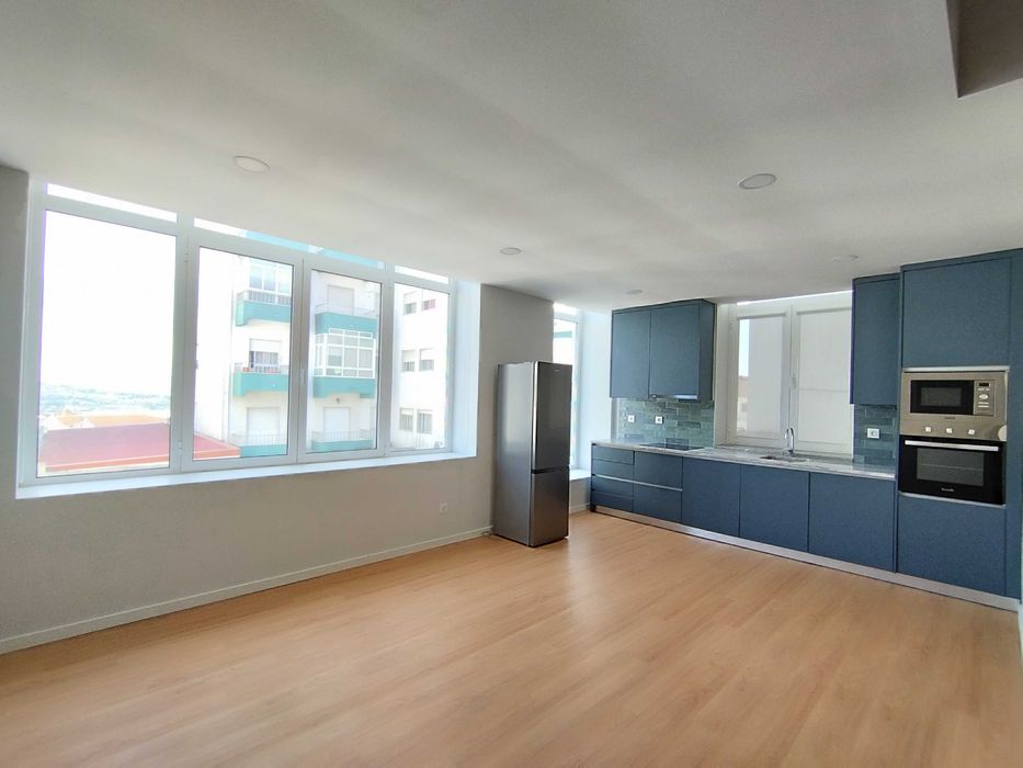 Arrenda-se T4 duplex, novo, em construção moderna. Elegante, confortável e espaçoso.