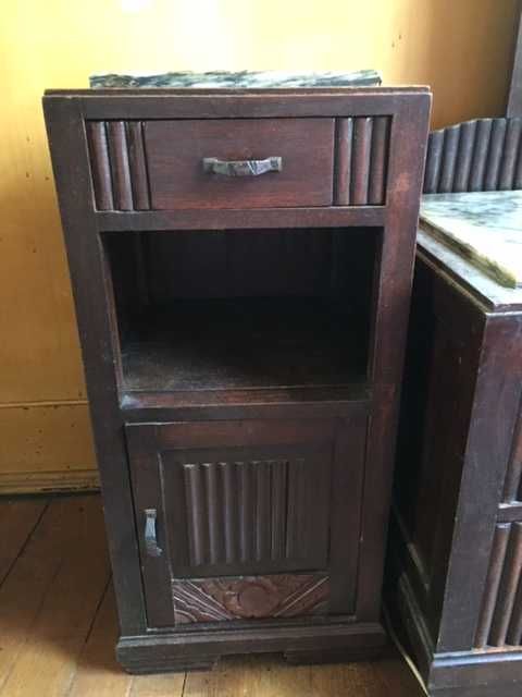Mobilia de quarto, em madeira maciça, antiga, em bom estado.