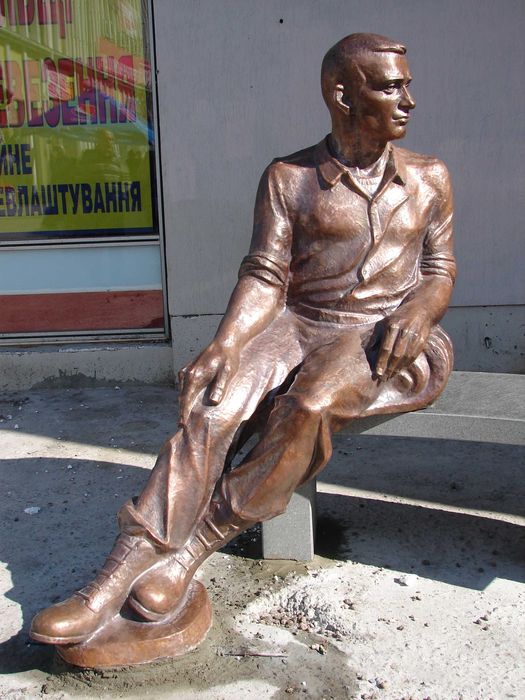 скульптура в камені, бронзі, гіпсі.