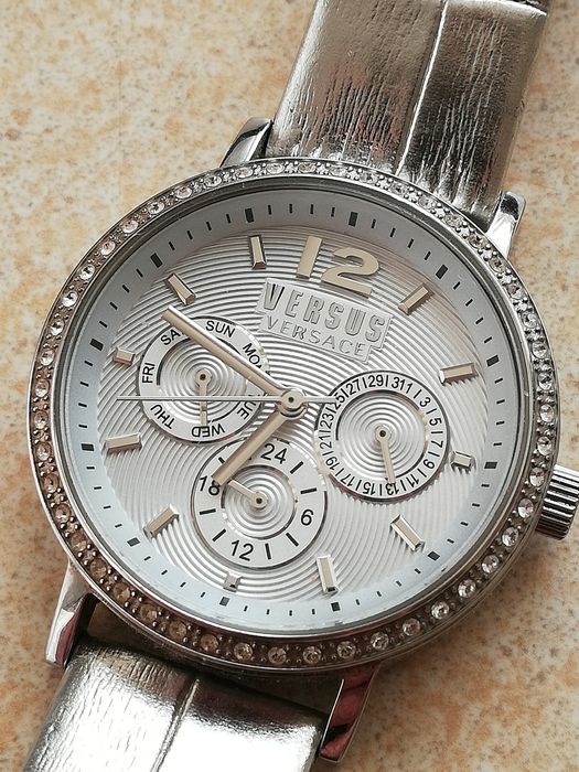 Женские часы Versus Versace.