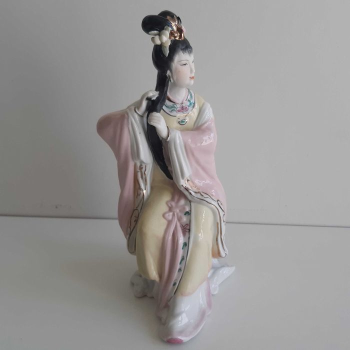 Antiga Estatueta Porcelana Chinesa 23cm Senhora Geisha a Arranjar o Cabelo