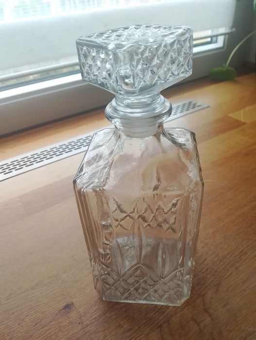 Ładna szklana karafka na wino
