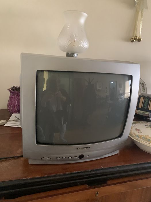 TV Electric Co modelo TV 14 (14 polegadas) tubo CRT, televisão antiga a cores.
