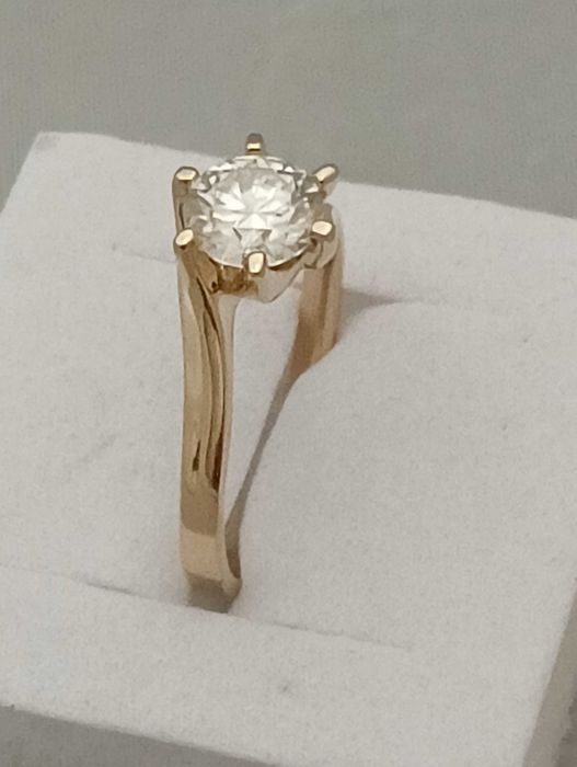 Złoty pierścionek z moissanitem 1,00 ct 3,10 g