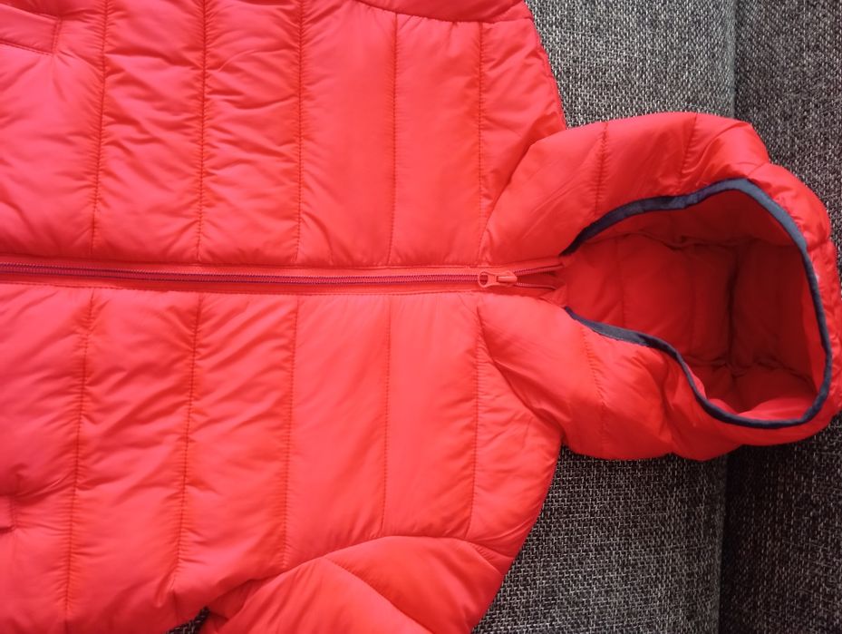 Яскраво-червона куртка