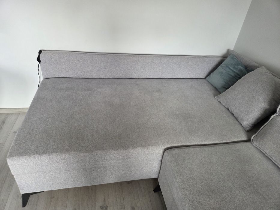 Sprzedam używaną kanapę narożną z dwoma pojemnikami .