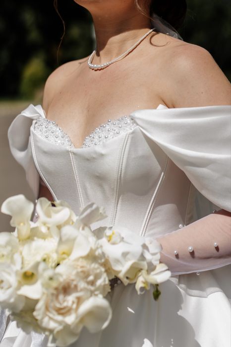 Весільна сукня атласна