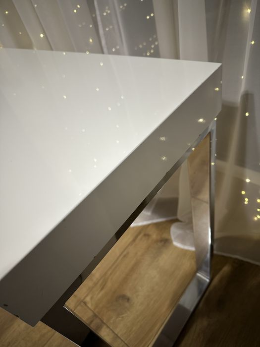 Toaletka Biurko Konsola biala ze srebrnymi nóżkami