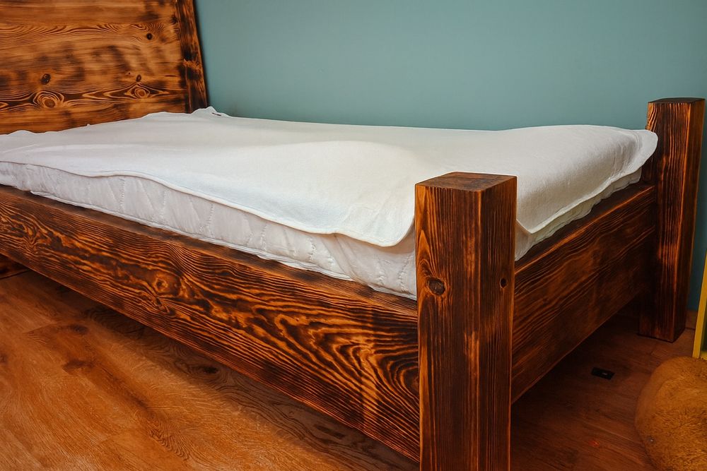 Łóżko sosnowe opalane 200×90 – lite drewno, styl loft / rustykalny