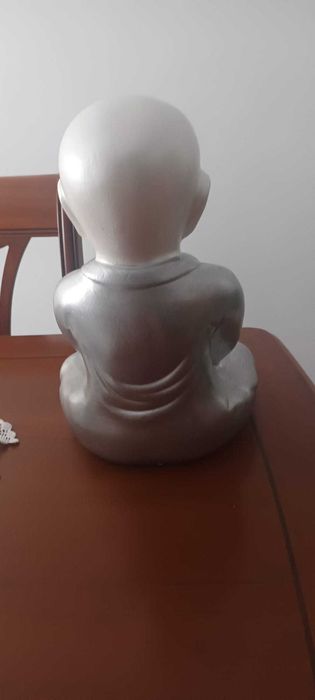 Buda com as mãos juntas
