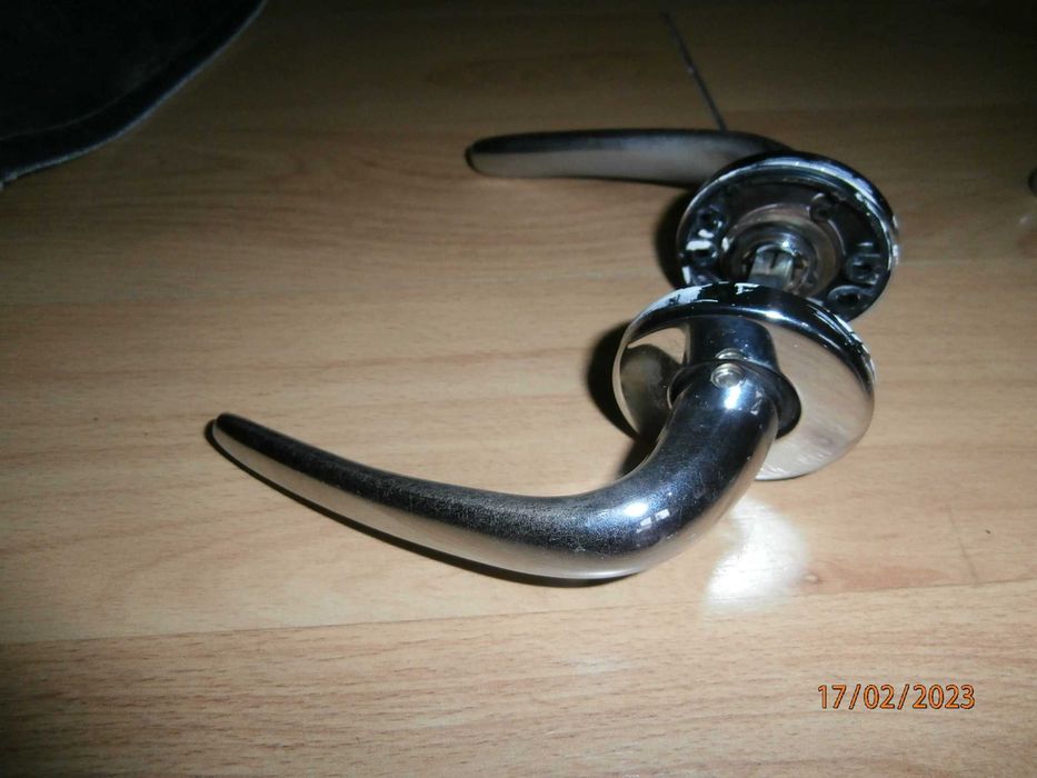 Klamka chrom z oddzielnym szyldem / używana / sprawna