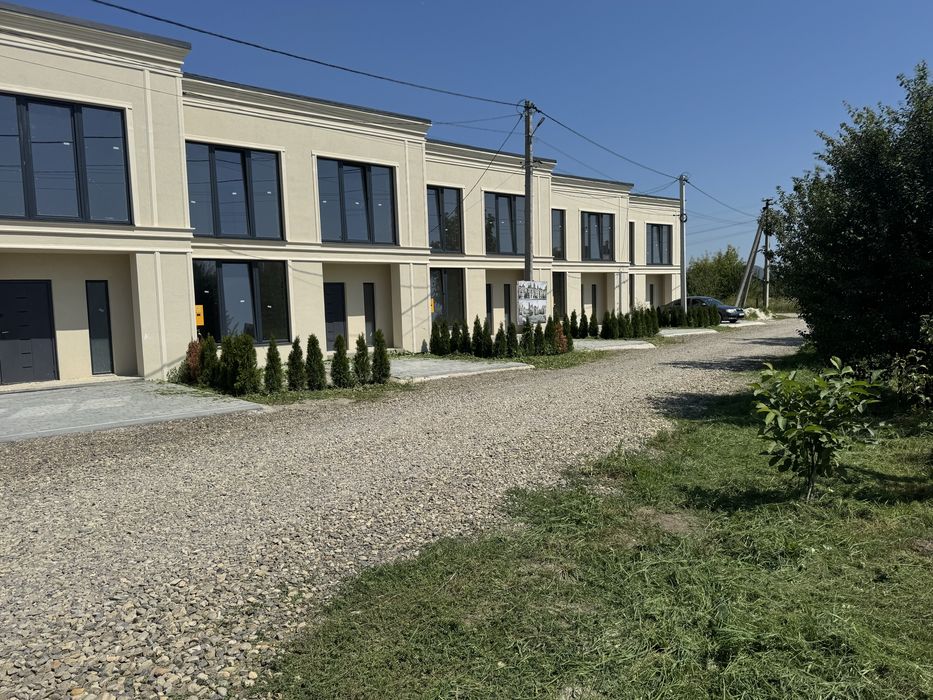 Котедж з власним подвір’ям та заїздом