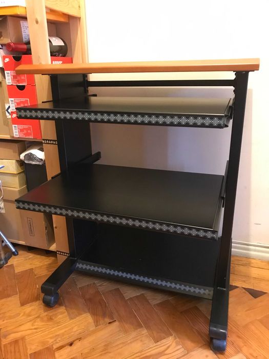 Mesa alta de escritório com rodízios