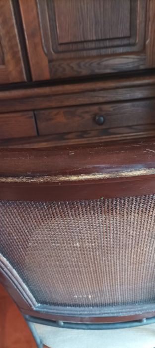 Cadeiras de ferro e madeira.