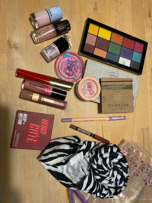 Paletki pomadki lakiery kredki zestaw