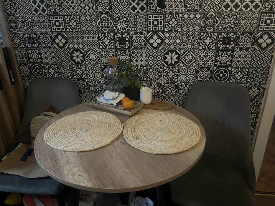 Stół okrągły z dwoma krzesłami