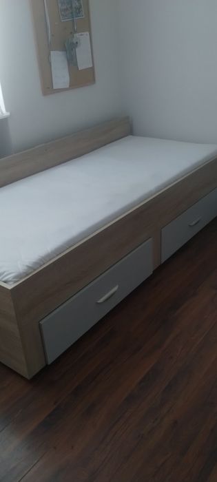 Łóżko z materacem