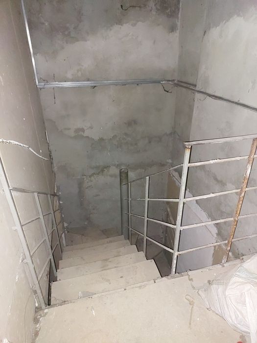 Продам двух-етажную квартиру на 5 комнат метро Армейская
