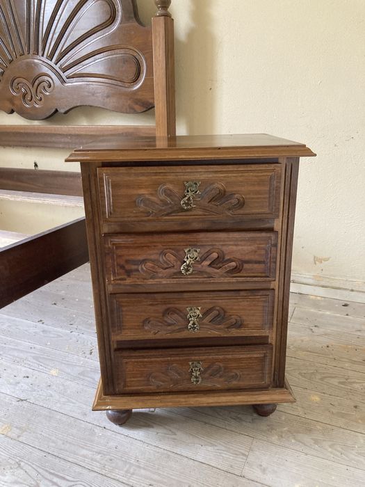 Cama de casal e mesas de cabeceira