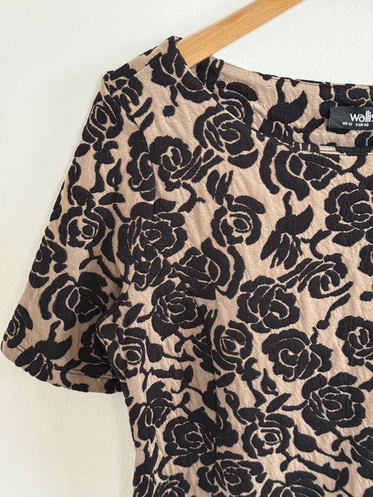 Sukienka Wallis elegancka kwiaty zimowa dopasowana czarna brązowa