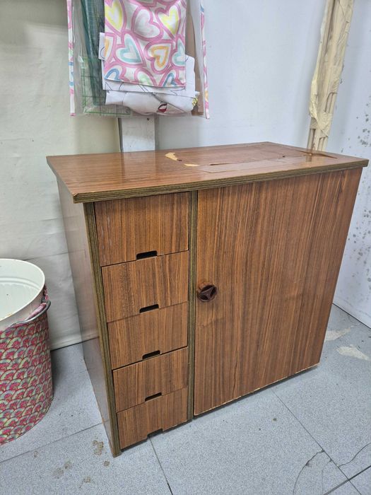 Móvel para Máquina de Costura em Madeira