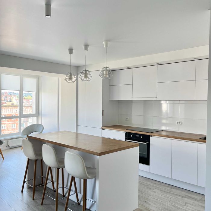 Продам простору квартиру-студію з панорамним виглядом по Коновальця