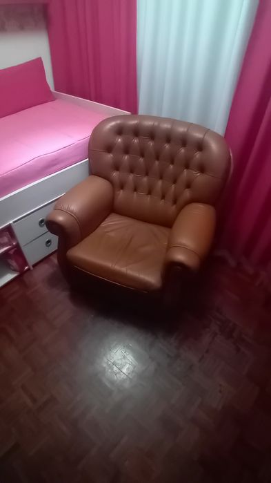 Poltrona em Pele castanha