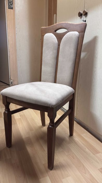 4 lub 6 krzeseł do jadalni / salonu