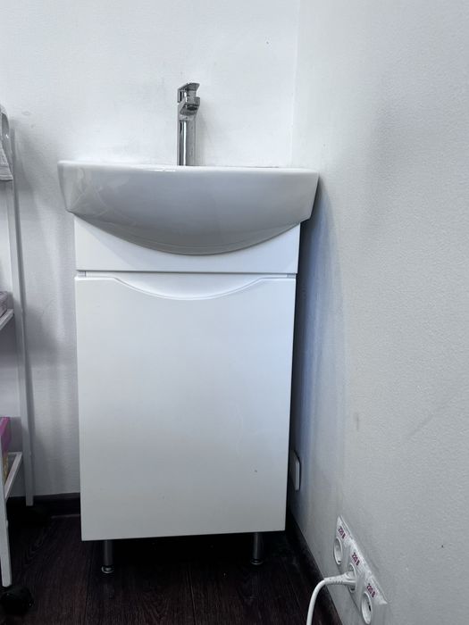 Продам умывальник , с тумбочкой и смесителем