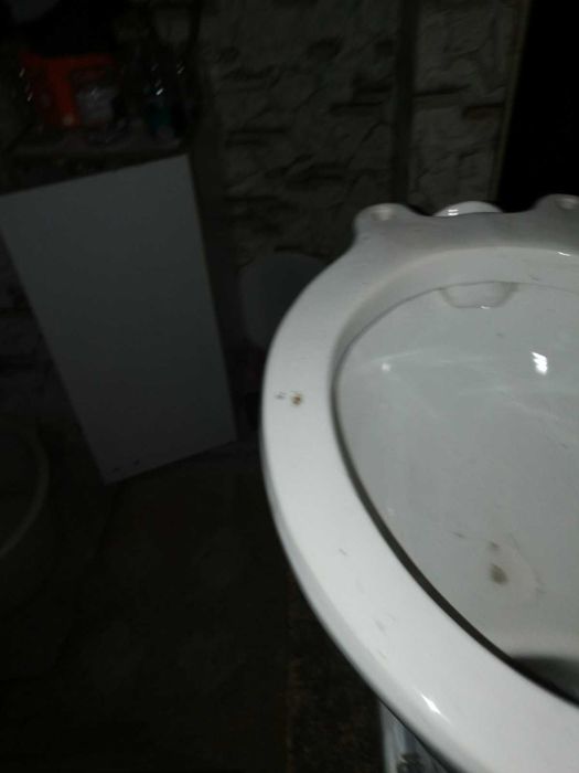 продам два унитаза и бачок