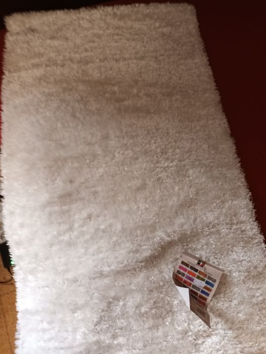 Tapete branco retangular