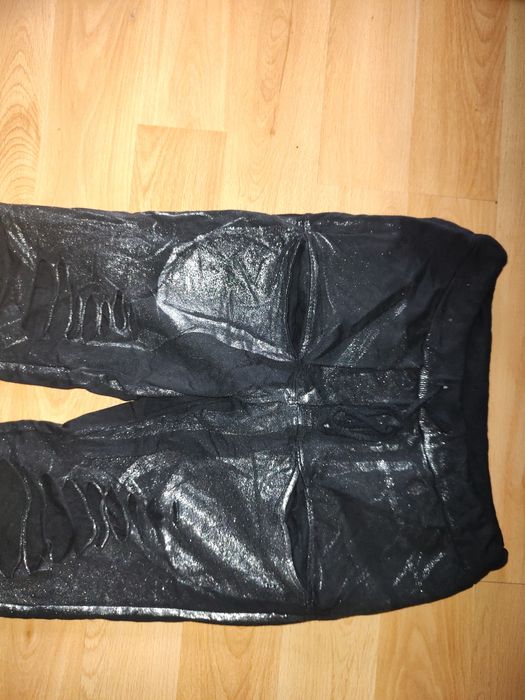 spodnie dresowe dziury dziurawe podarte czerń srebro efekt farby