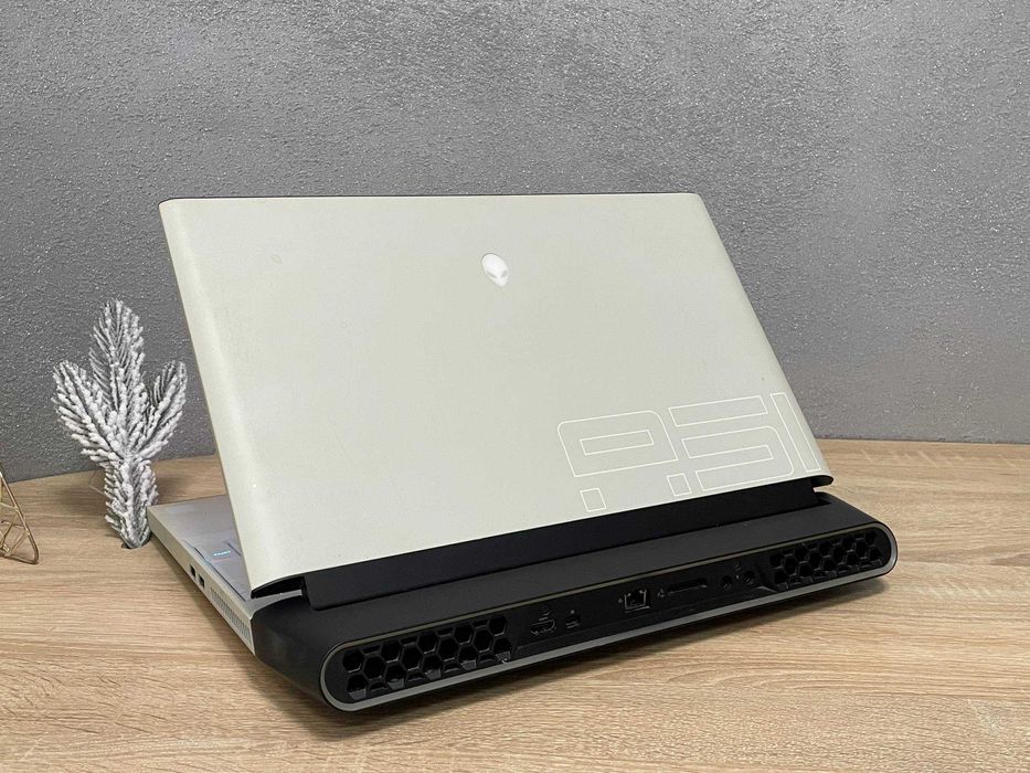 Dell Alienware Area-51m- 17" 144hz/ RTX 2070 175w/ i5-9500t/ 16/ 1.5tb