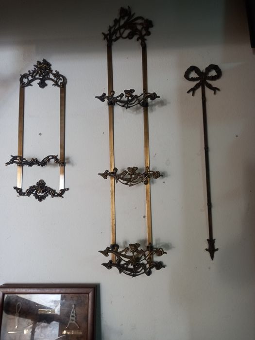 Suporte para pratos de latão.