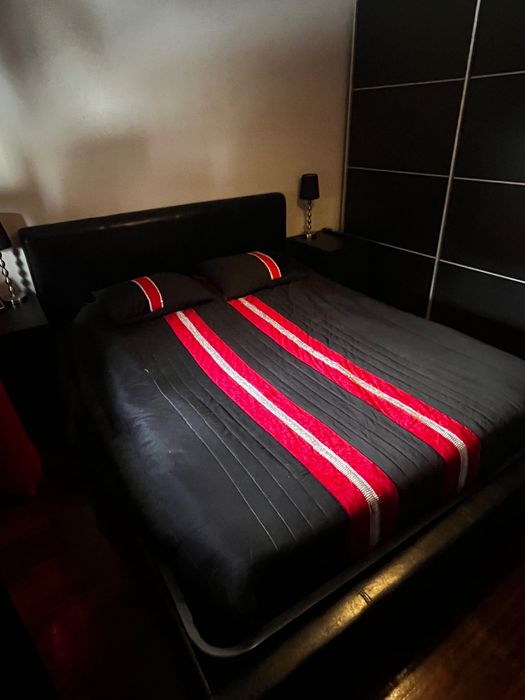 Cama casal em Pele preta
