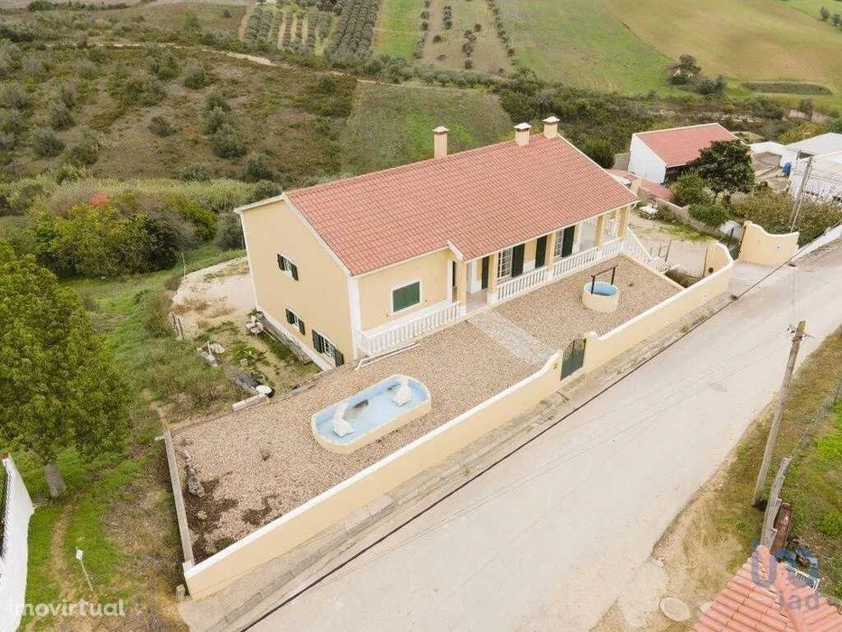 Quinta para venda com 2 moradias prontas e uma área de 9820 metros quadrados.