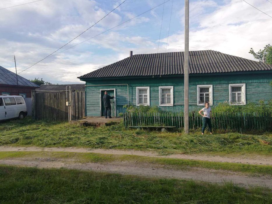 Будинок у селi, 15 км.  вiд Шостки. 
Газ та водопроаід