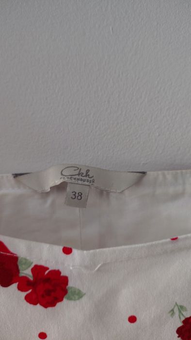 Biała bawełniana sukienka w kwiaty mini z bufiastymi rękawami