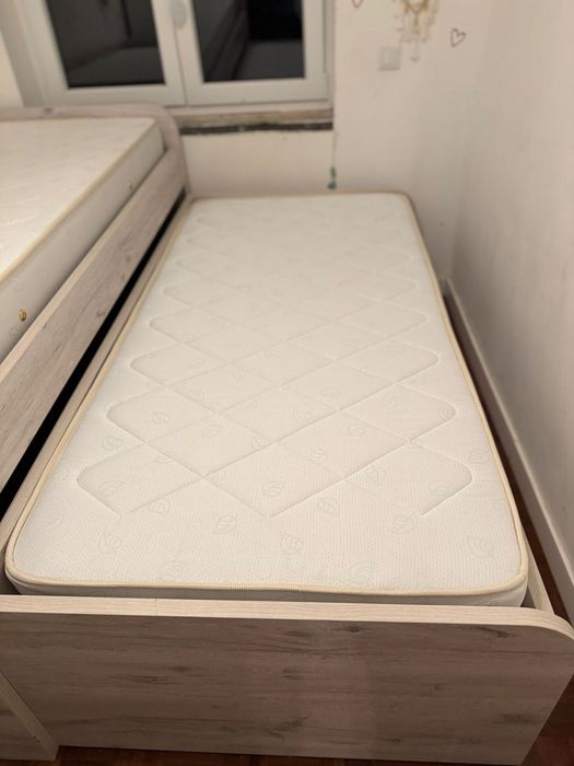 Cama c/ colchões + arrumação – Como nova