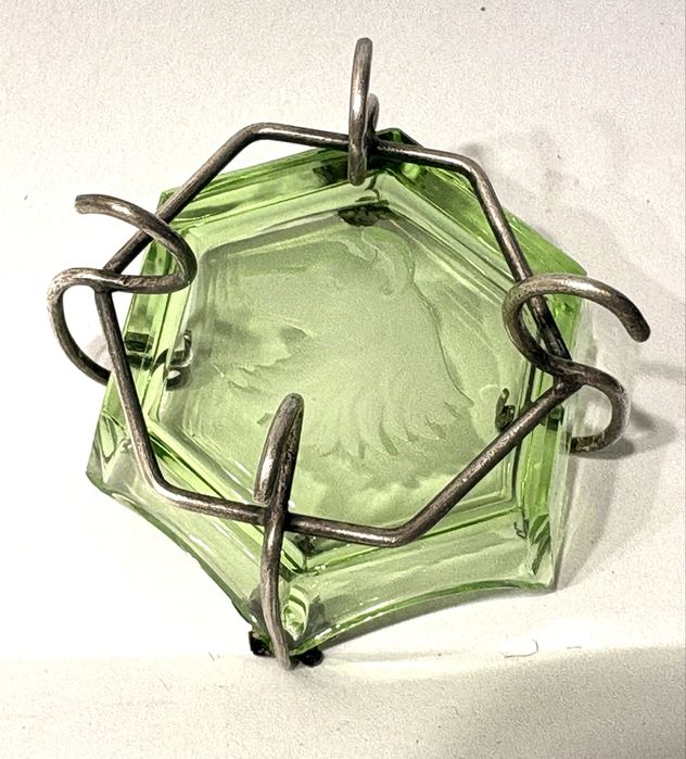 Raro e lindo pequeno antigo saleiro em vidro verde com intaglio de um cão e armação em prata Arte Nova