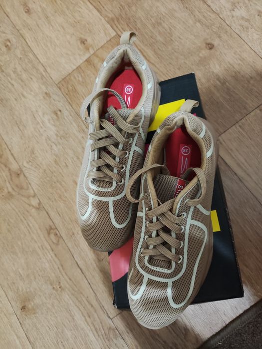 Кроссовки женские