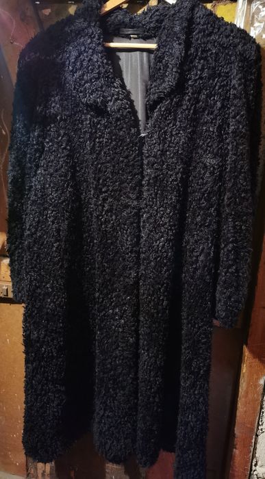 Czarny płaszcz (sztuczne futerko karakuły), r. XXL