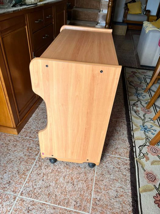 Secretária em madeira, com design simples e elegante