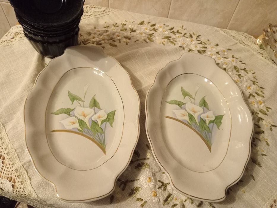 Продаються дві великі тарілки.