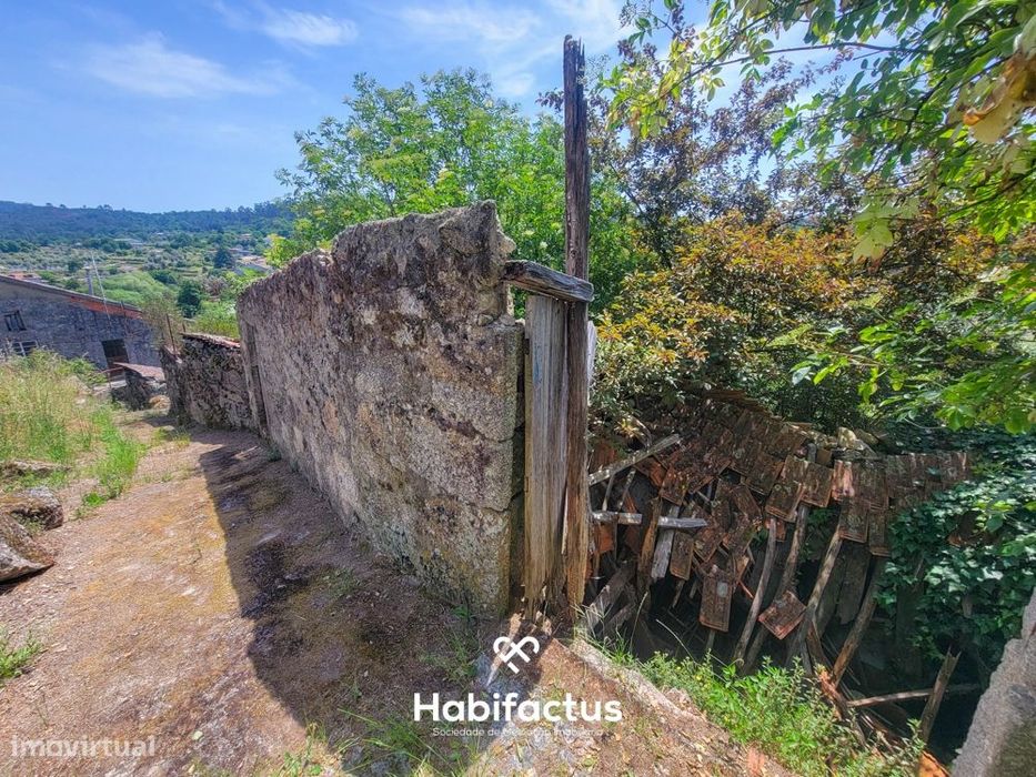 Moradia Isolada T2, para Reconstrução, c/ Varanda e 2 Terrenos á Venda