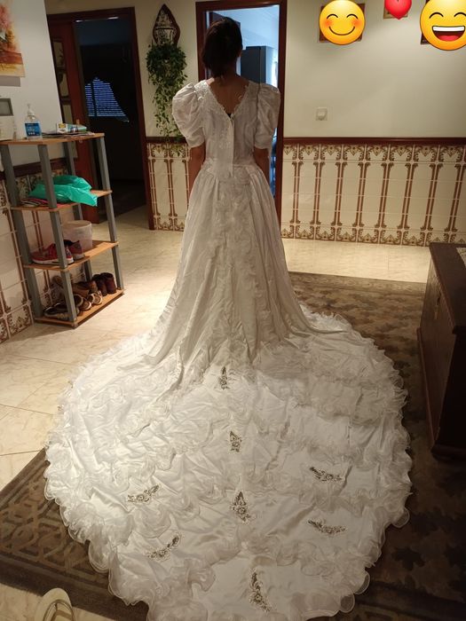 Vestido de noiva branco acetinado