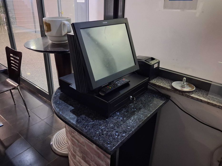 Loja Comercial com Snack-Bar instalado -Trespassar ou Arrendar