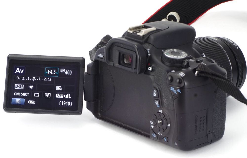 Цифрова фотокамера EOS 600D