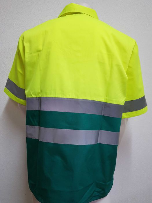 Polo em sarja amarelo c/ verde, com faixas refletoras.