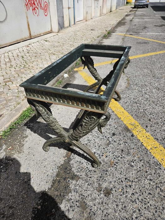 Mesa de Centro Clássica em Madeira Maciça com Tampo em Marmore